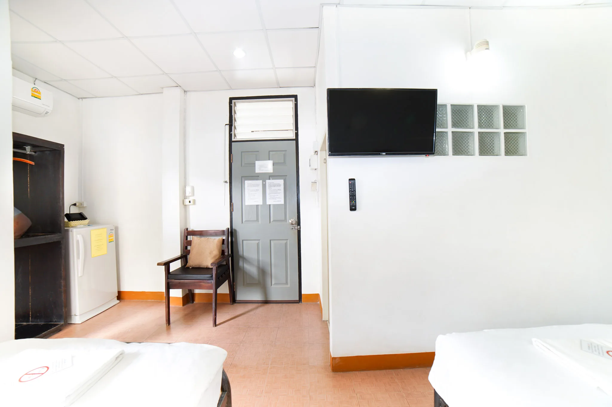 ห้องพักครอบครัว 3 ท่าน 1 เตียงใหญ่ 1 เตียงเดี่ยว โรงแรมพักดีเฮ้าส์ อุดรธานี 2